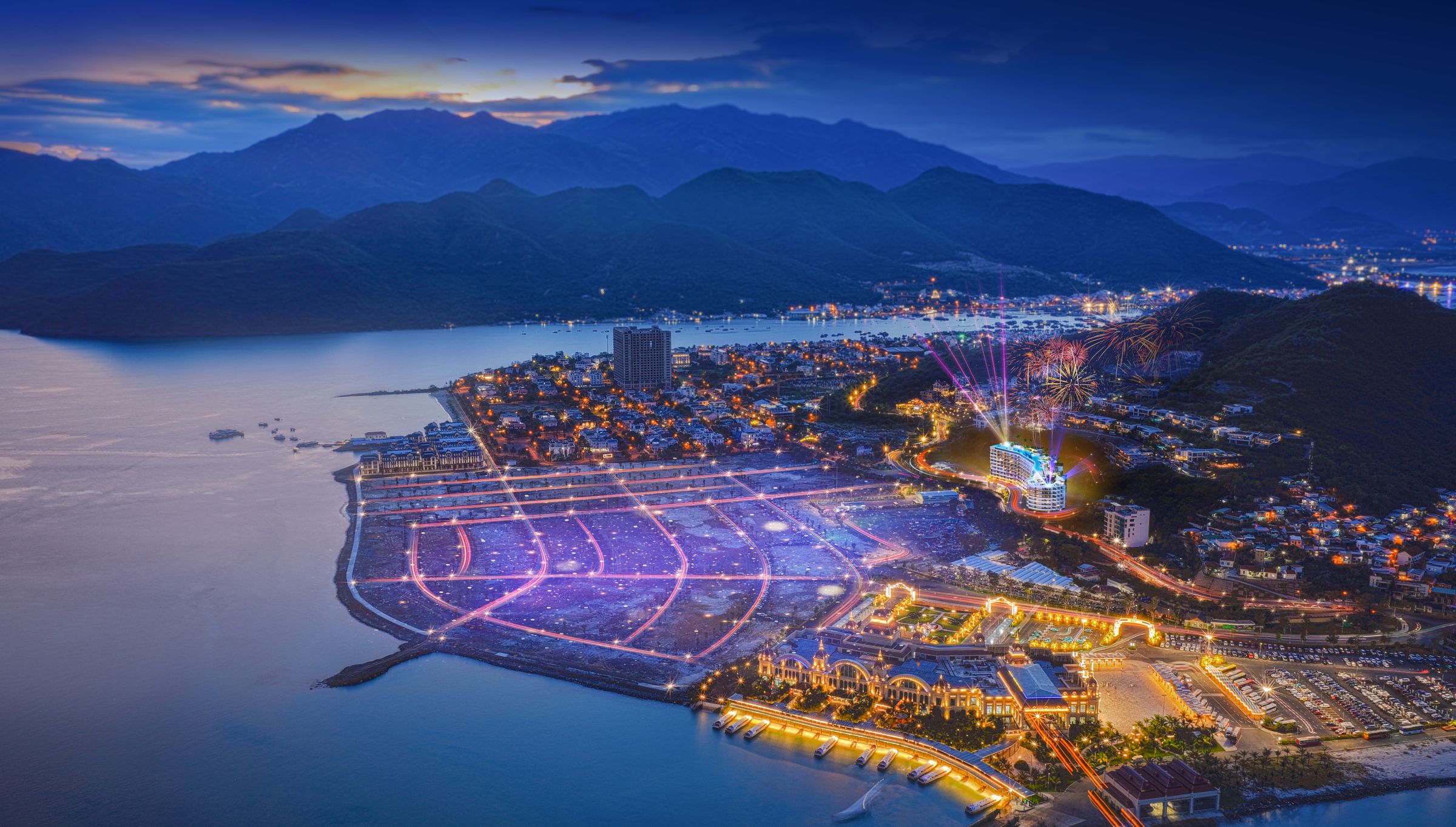 Toàn cảnh ban đêm — Ánh đèn bán đảo Hòn Chồng