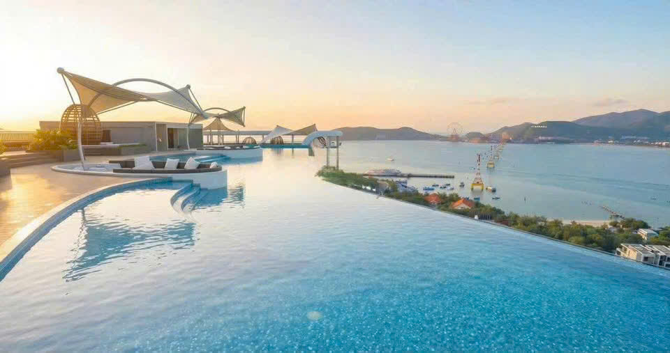 Bể bơi lúc hoàng hôn